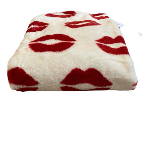 NEW Cupcakes & Cashmere LIPS Faux Fur Throw Blanket 50x70 Red & White Valentine - Picture 6 of 16